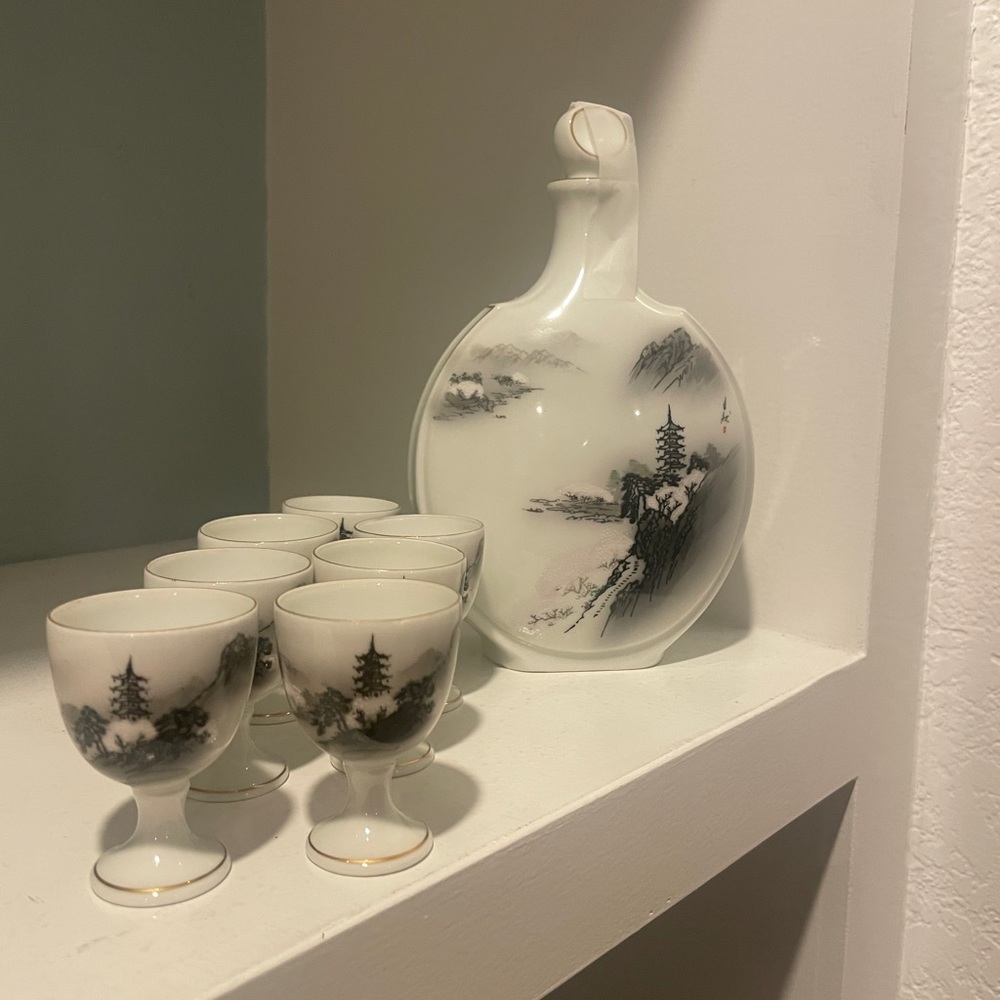 Fukagama Porcelain Sake Set Decanter Japan Japanese
Hand Painted Set of 8